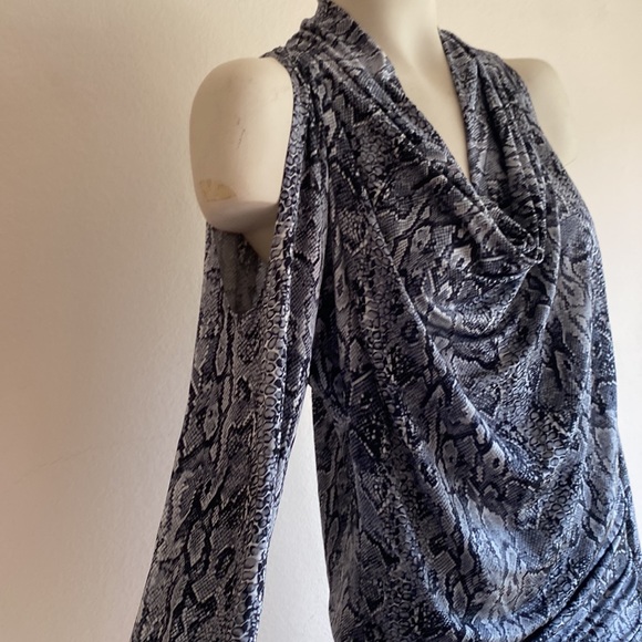 Bcbgmaxazria cold shoulder blouse snakeprint small $128 - Picture 2 of 3